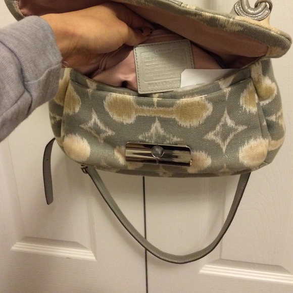 Chic Coach Bag - Picture 2 of 4
