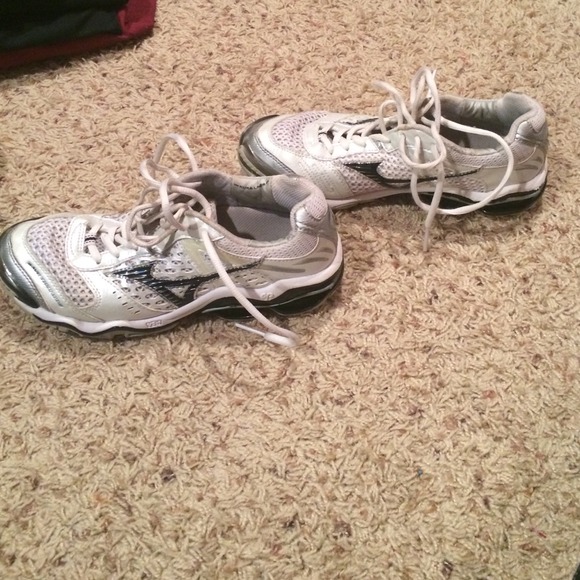 Mizuno white shoes. Size 7.5