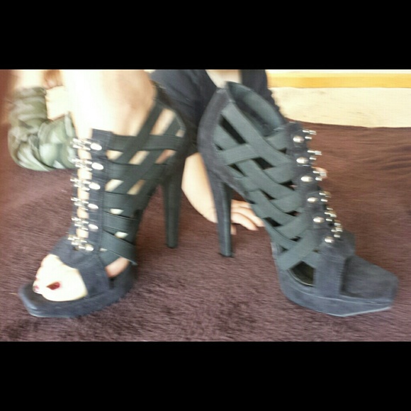 Jessica Simpson black heals