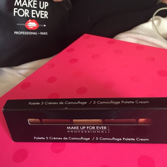 SOLD ON MERC. Make up forever crème palette