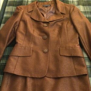 Beautiful light weight suit used one time❤️