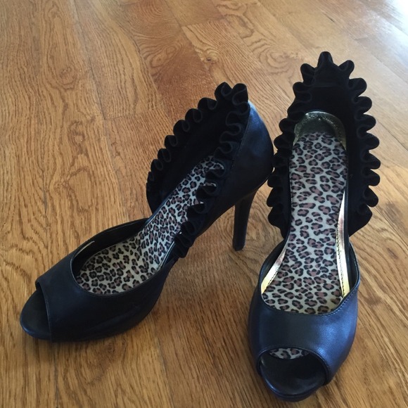 🎉HP🎉 Black Ruffle Heels - Picture 1 of 4
