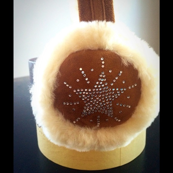 Classic Ugg Double "U" Sheepskin Earmuffs - Picture 2 of 3