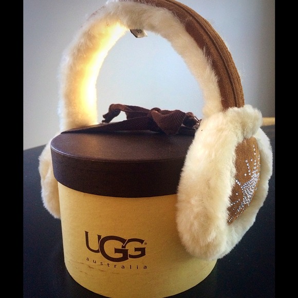 Classic Ugg Double "U" Sheepskin Earmuffs - Picture 3 of 3