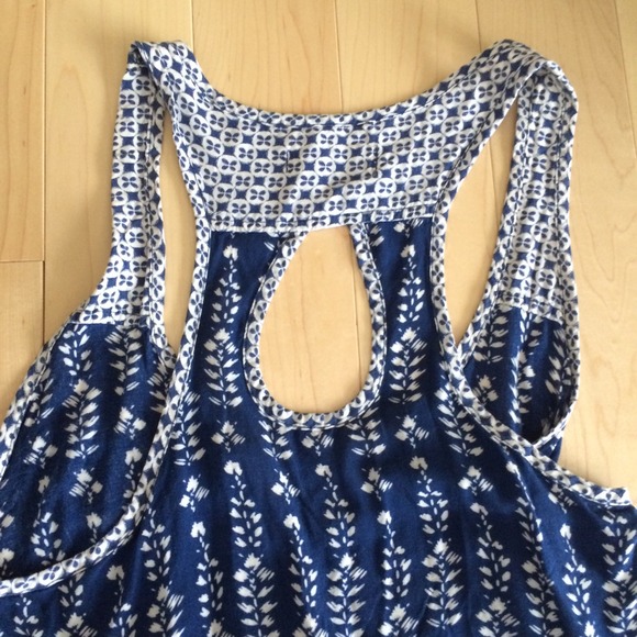 SOLD IN BUNDLE Hollister tank top - Picture 2 of 2