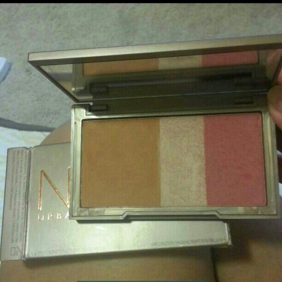 Sold! Urban decay flushed palette - Picture 2 of 4