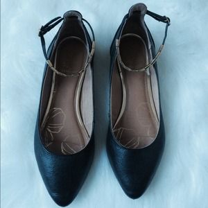 Yellow Box Tasia flat in black