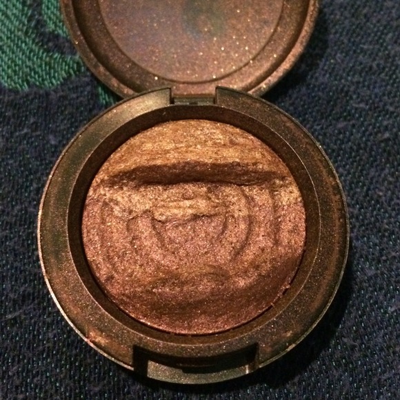 Play on plums mineralized eyeshadow