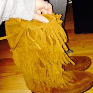 Minnetonka fringe boots size 7