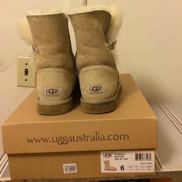 👉SOLD👈UGG Bailey Button boots - Picture 4 of 4
