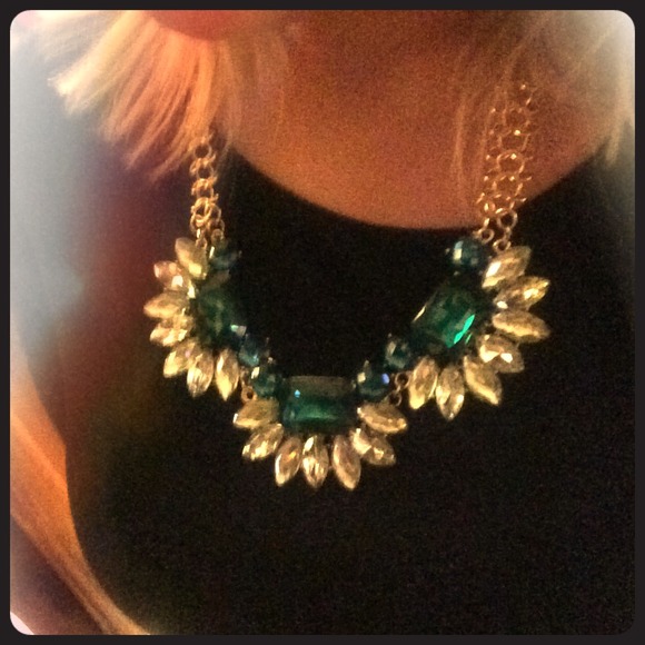 ⭐️REDUCED⭐️Green/gold statement necklace