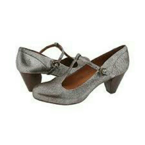 Frye Lisa T Strap in silver