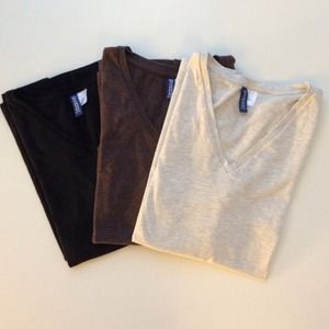 ‼️ S O L D ‼️H&M Basic Tees bundle (3)