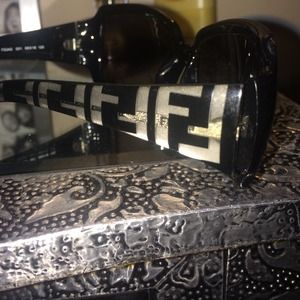 Fendi logo sunglasses