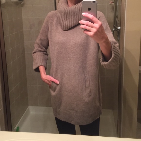 Oversized light brown Gap turtleneck sweater