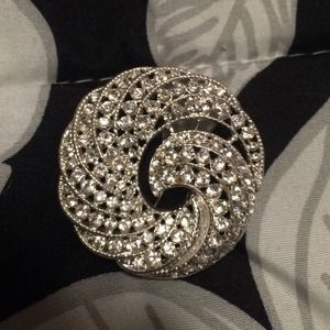 Swirl brooch