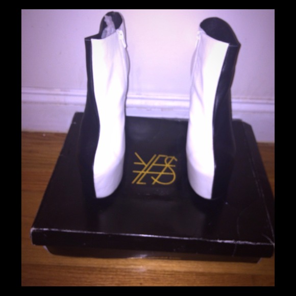 Gemini Yes Black and White Ankle Boots