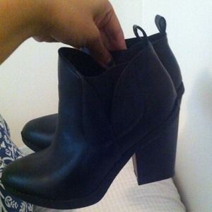 ⚡️Simple black boot w/ perfect heel ⚡️