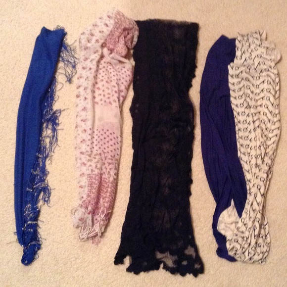 Accessories - BUNDEL OF FOUR SCARFS