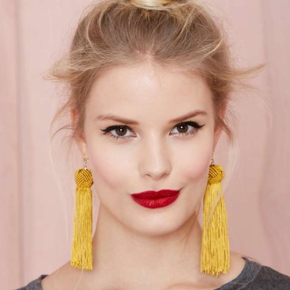 Tassel earrings in gold / mustard