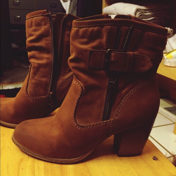 Brown buckle Steven madden boots.