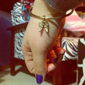 VS Gold Bangle Bracelet