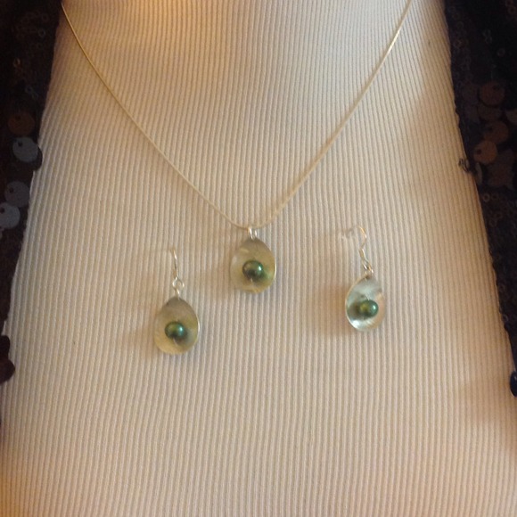 Brushed silver with green pearl neckless/earrings.