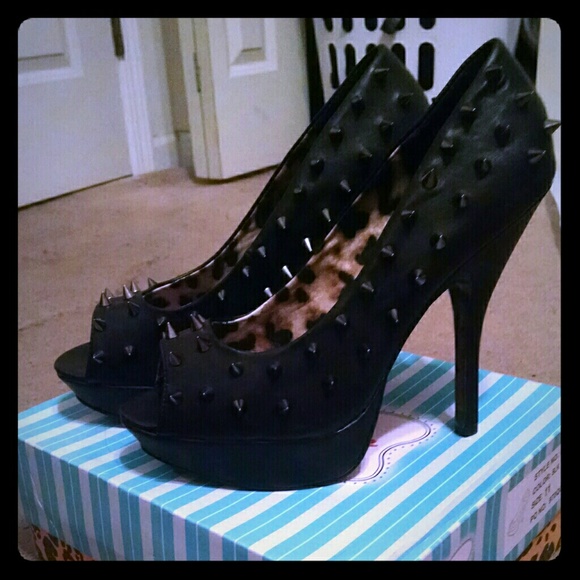 Bettie Page Regan Pump