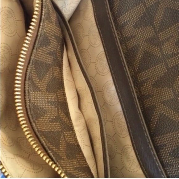 SOLD!!! Michael Kors small cross body - Picture 2 of 3