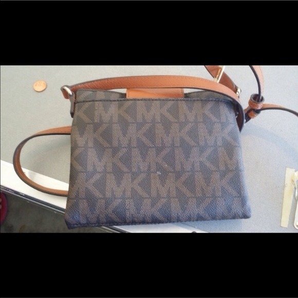 SOLD!!! Michael Kors small cross body - Picture 3 of 3