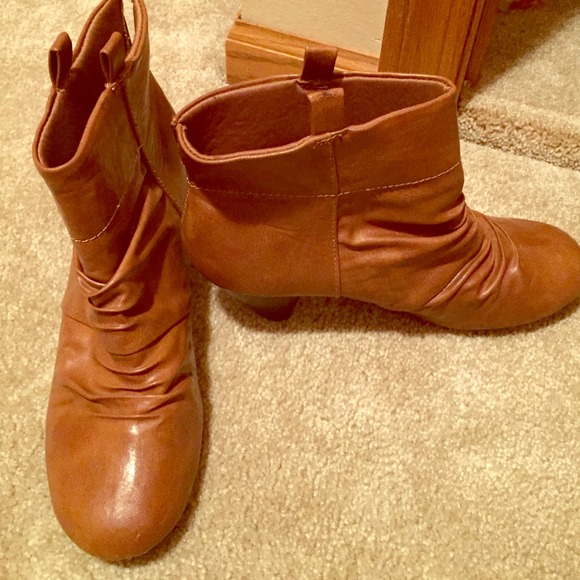 AE size 7.5 booties