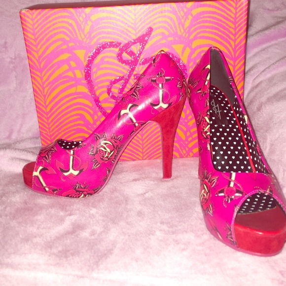 ⚓️Love Me Now? Peep Toe Platform Heels🌹