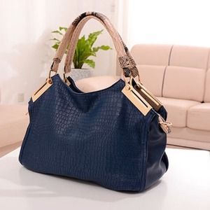 🌟SALE🌟Chic crocodile design blue w strap