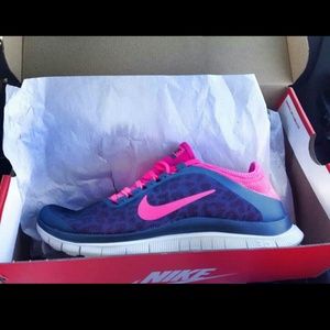 I AM LOOKING FOR THESE NIKES!??