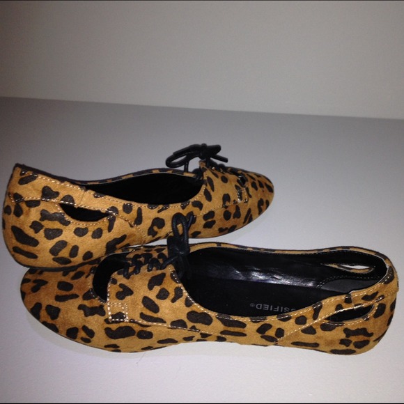 Cutout leopard flats