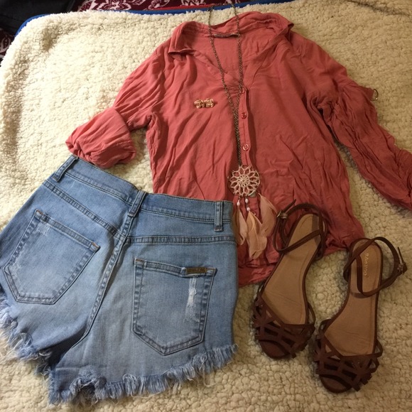 High waste distressed shorts - Picture 3 of 3