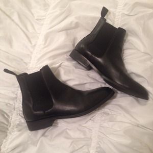 H&M chelsea boots in black.