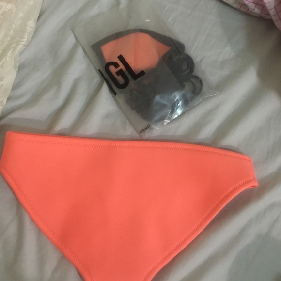 Never worn triangl bikini set - Picture 2 of 3