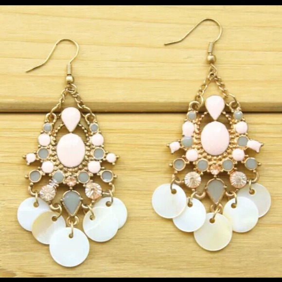 Beautiful Shell Like Earrings - Picture 2 of 2