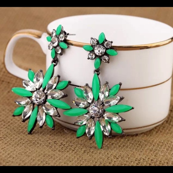 Green Crystal star Resin earrings - Picture 2 of 3