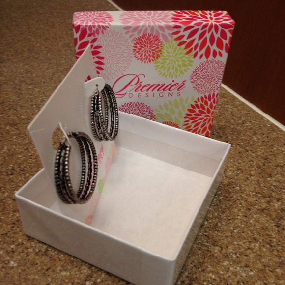 Premiere designs hoop earrings🎀$4 with a bundle🎀