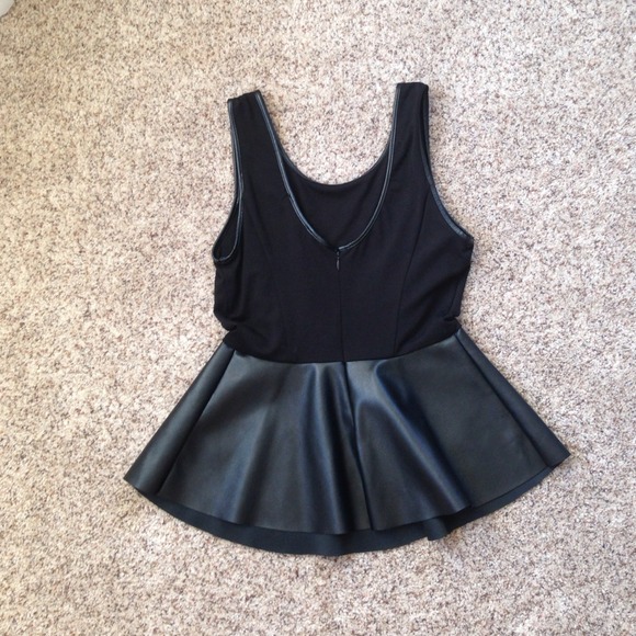 ✨2X HOST PICK✨ Peblum Top - Picture 2 of 3