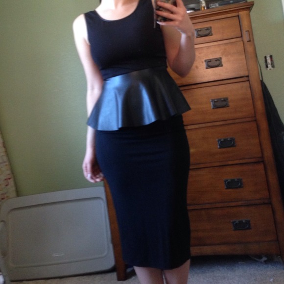 ✨2X HOST PICK✨ Peblum Top - Picture 3 of 3