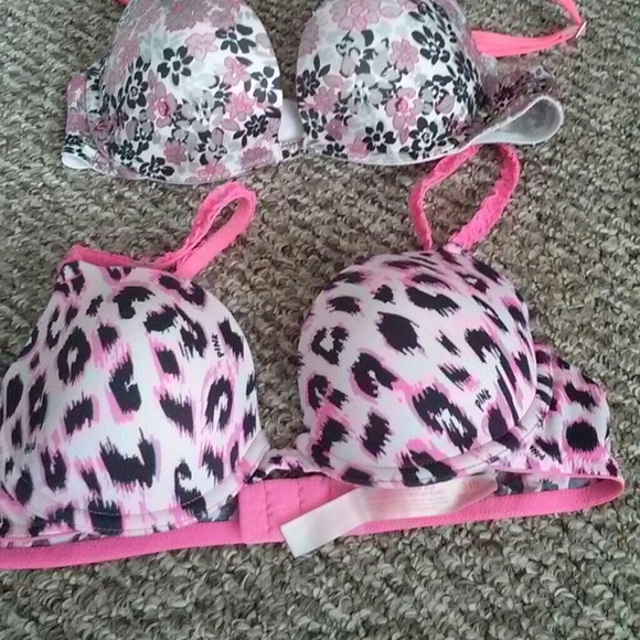 2 victorias size 34B bras