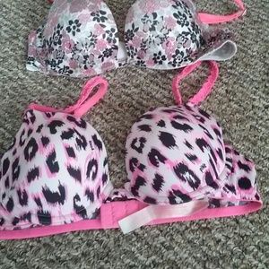 2 victorias size 34B bras