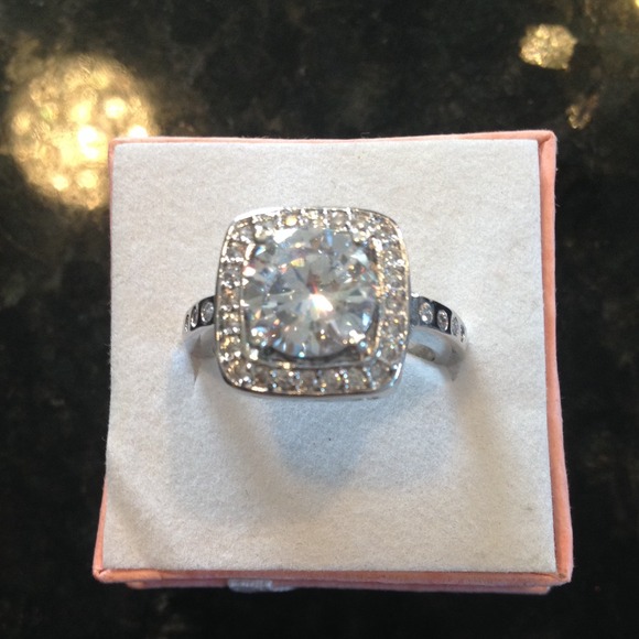 White gold plated Crystal ring. S8.
