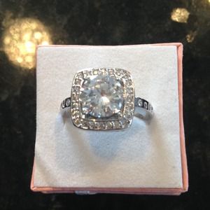 White gold plated Crystal ring. S8.