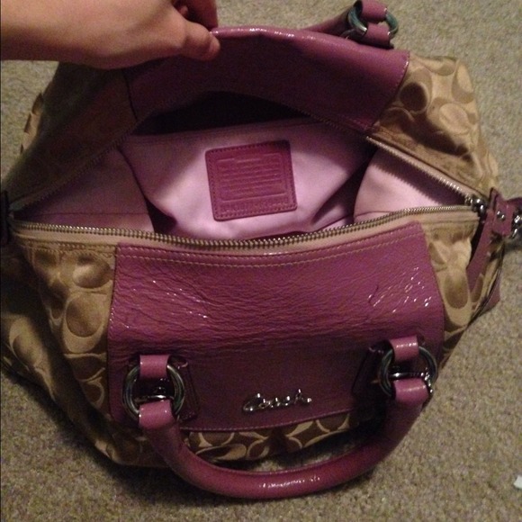 Signature medium Coach bag - Picture 2 of 3