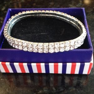 Wrist rubber band with Crystals.