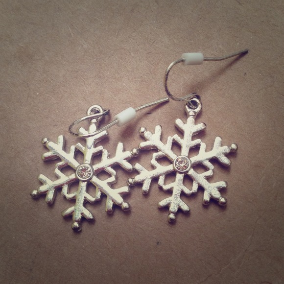 Silver snowflake earring with diamond center